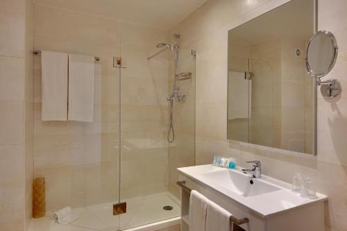 蒙蒂戈杜阿尔巴酒店的带淋浴、盥洗盆和淋浴的浴室