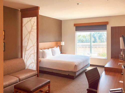 休斯顿Hyatt Place Houston- Northwest/Cy-Fair的酒店客房设有床和窗户。