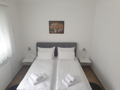 维尔蒂尼克Apartmani Kruna的一间卧室配有带白色床单和枕头的床。