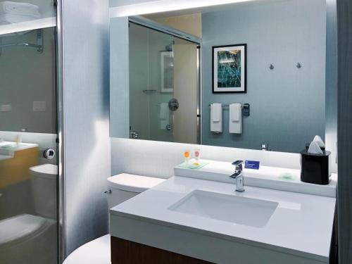 休斯顿Hyatt Place Houston- Northwest/Cy-Fair的一间带水槽、卫生间和镜子的浴室