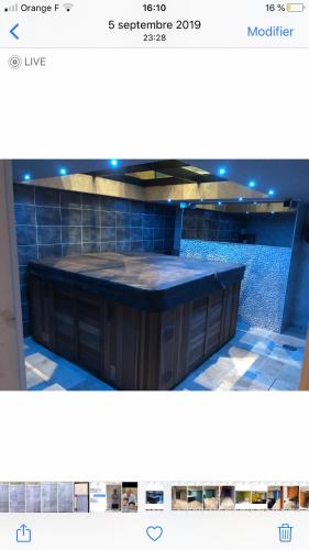 克莱蒙费朗Logement haut de gamme jacuzzi sauna的一张蓝色瓷砖房间柜台的照片