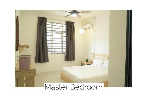 关丹Cozy, Spacious, Air Cond UMP Gambang Homestay -- The Pigeon Guest House的一间卧室设有一张床和一个窗口