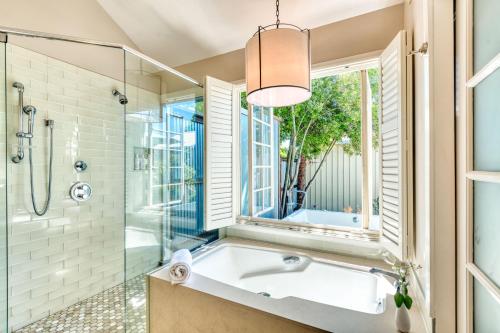 纳帕卡内罗斯度假村及Spa的带浴缸和窗户的浴室