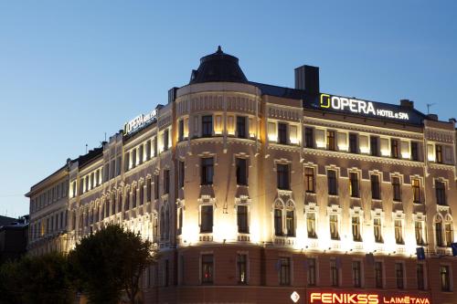 里加Opera Hotel的一座大建筑,上面有标志