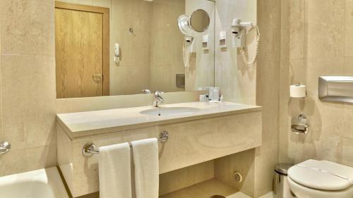 法蒂玛琴昆特纳里奥酒店及会议中心的一间带水槽、卫生间和镜子的浴室