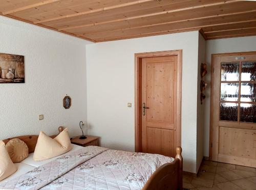LeimbachGasthof und Eiscafe Frank的一间卧室设有一张床和木制天花板