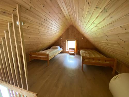 霍尔格斯兰德霍斯兰德度假屋的阁楼间设有两张床和窗户。