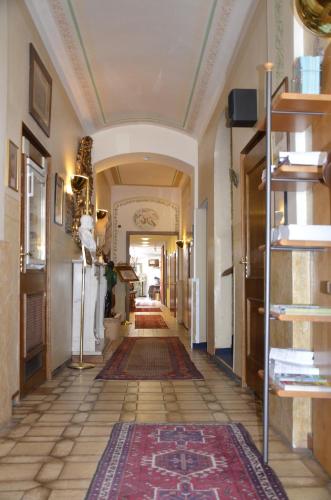 克拉根福雷西瑟城市酒店的走廊上铺着地毯,铺在瓷砖地板