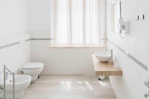 锡罗洛Casa Palanca Camere的白色的浴室设有卫生间和水槽。