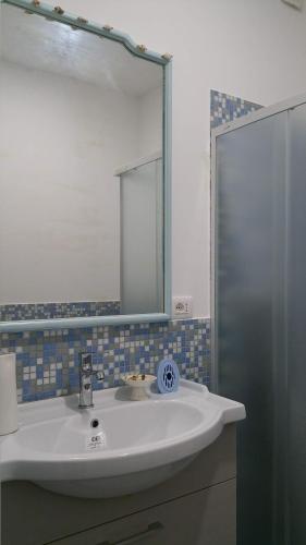 锡拉库扎A casa di Ninuccia的浴室设有白色水槽和镜子