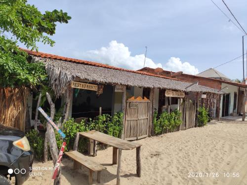阿廷斯Casa da Praia.Atins的海滩上的一座建筑,前面设有长凳