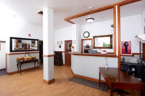 拉雷多The Rialto Hotel的办公室里有一个柜台和一张桌子
