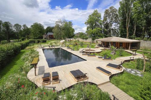 MaillenDomaine de Ronchinne - Maison du Jardinier的享有带椅子的游泳池和房屋的顶部景致
