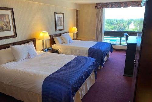 莱斯布里奇华美达酒店客房内的一张或多张床位