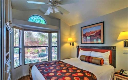 塞多纳塞多纳松园度假村的一间卧室配有一张床和吊扇