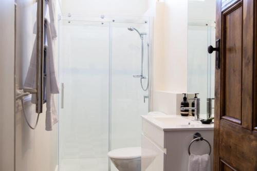 朗塞斯顿海布里公寓式酒店的带淋浴、卫生间和盥洗盆的浴室