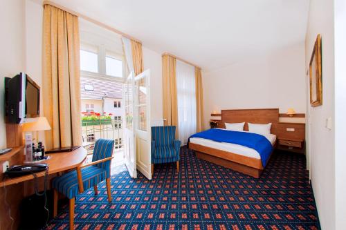 柏林柏灵普伦茨劳堡佐热霍夫酒店&公寓式酒店的配有一张床和一张书桌的酒店客房