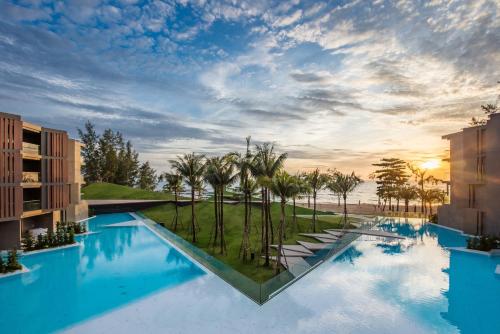 蔻立​考拉貝拉度假酒店 的度假村内一座种有棕榈树的大型游泳池