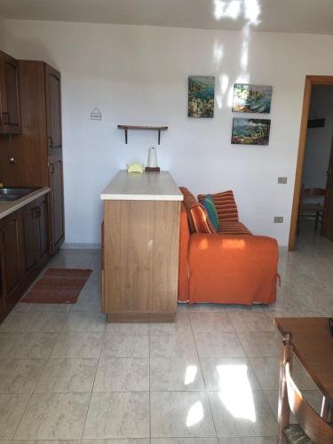 莱乌卡Casa enea的客厅配有橙色沙发和桌子