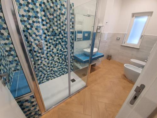 索伦托Sorrento Maison Lurò的带淋浴、卫生间和盥洗盆的浴室