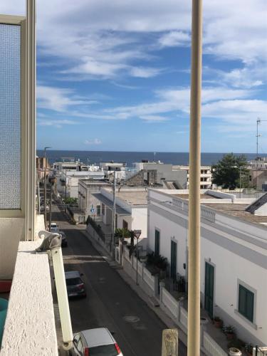 莱乌卡Casa enea的阳台享有城市街道的景致。