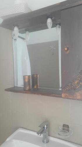 里瓦的亚帕夫洛斯公寓的浴室水槽上方设有镜子
