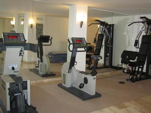 马尔切西内怡东湾酒店的健身房设有数辆健身自行车和镜子