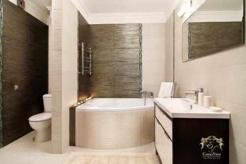 格罗德诺LIRA EuApartments的带浴缸、卫生间和盥洗盆的浴室