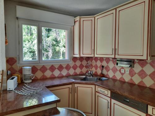 马赛Appartement Marseille Vacances的厨房设有水槽和窗户。