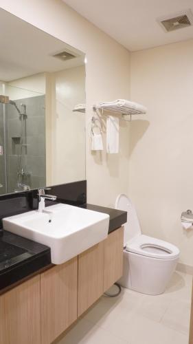 伊洛伊洛Citadines Amigo Iloilo的白色的浴室设有水槽和卫生间。