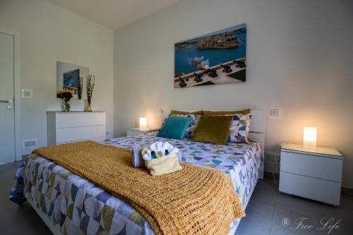 MġarrMgarr Waterfront Cosy Apartment 3 by Ghajnsielem Gozo的一间卧室配有床和2个床头柜