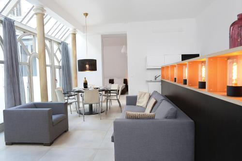 克拉根福Stylische Cityapartments Benedikt的客厅配有两张沙发和一张桌子