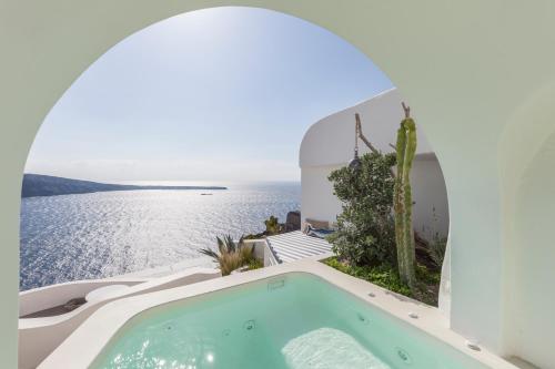 伊亚Spitia Santorini Villa Collection的海景别墅内的游泳池