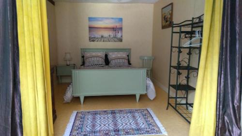 库谢韦尔尼maison de campagne的一间卧室配有黄色窗帘的床