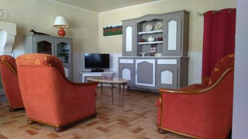 库谢韦尔尼maison de campagne的客厅配有两把椅子和电视