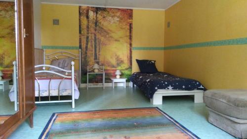 库谢韦尔尼maison de campagne的客厅配有床和沙发