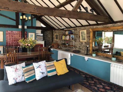 奈顿Llethrau Forest & Nature Retreats的客厅配有沙发和桌子