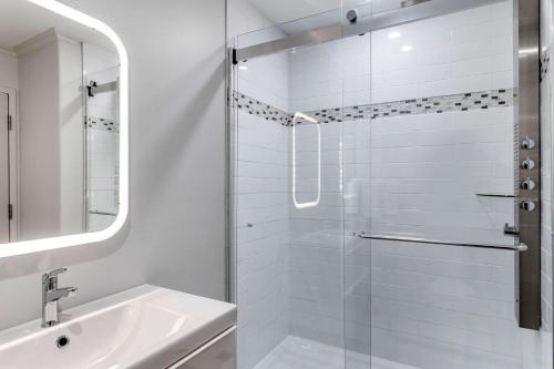 萨默赛德海湾花园品质套房酒店的带淋浴和盥洗盆的白色浴室