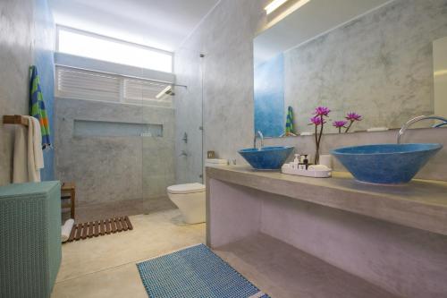 Sri Sharavi Beach Villas & Spa - with 43 metre saltwater infinity pool的一间浴室