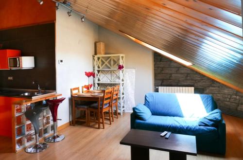 仕格莱奥图扎拉乡间公寓的客厅配有蓝色的沙发和桌子