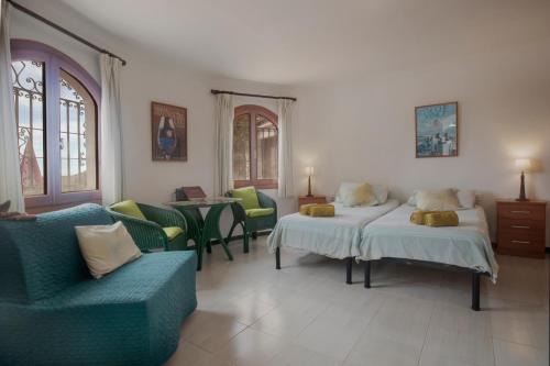孔佩塔Villa Andalucia的一间设有两张床、椅子和一张桌子的房间