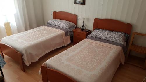 圣西普里安HOSTAL BODEGÓN A COSECHA的一间带两张床和梳妆台的卧室