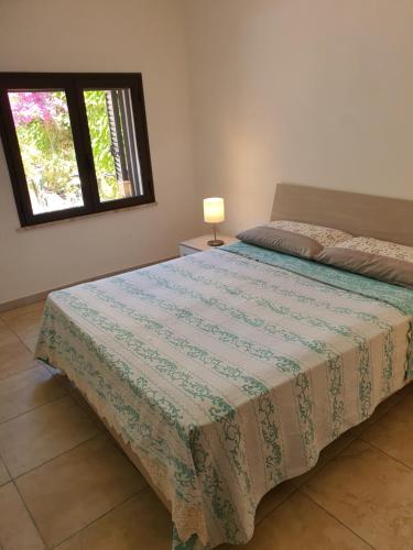 CampomarinoNel Cuore di Campomarino的一间卧室设有一张床和一个窗口