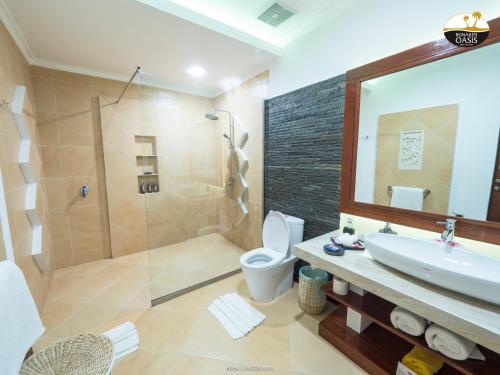 布纳肯布纳肯潜水Spa度假村的浴室配有卫生间、盥洗盆和淋浴。