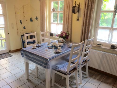 埃姆登Klaassen- Ferienhaus Up Warf的餐桌、蓝桌布和椅子