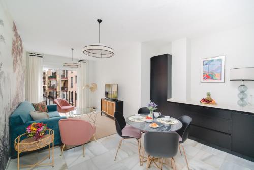 塞维利亚Arco Macarena Suite的客厅配有蓝色的沙发和桌子