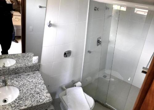 塞拉Serra Linda Hotel的带淋浴、卫生间和盥洗盆的浴室