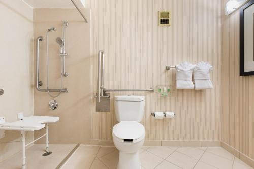 萨克拉门托市中心区假日酒店的一间浴室