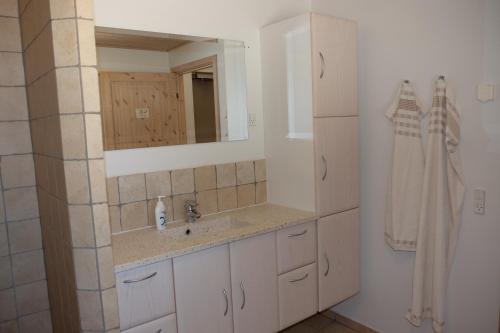 比伦德比隆客房旅馆的一间带水槽和镜子的浴室