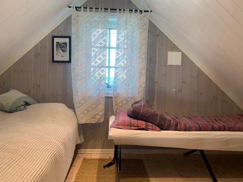 利勒哈默尔The Gingerbread House的一间卧室设有一张床和一个窗口